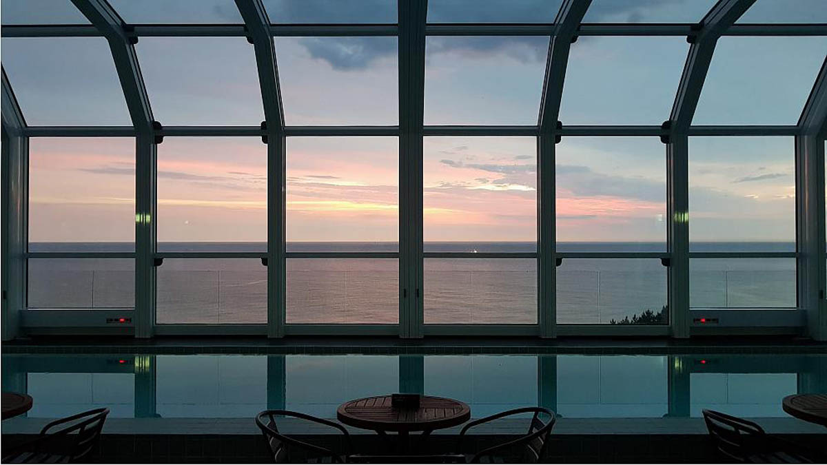 Retractable Glass Structures Lean To