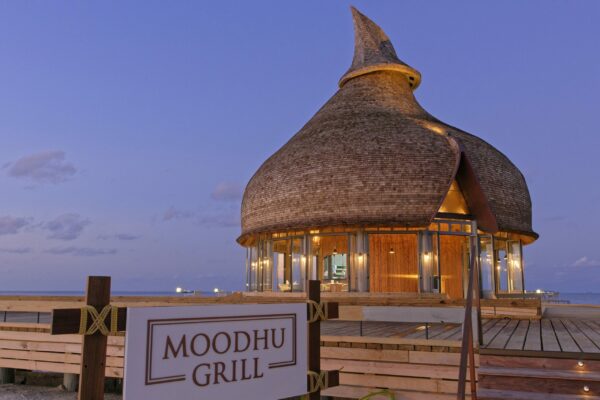 AIRCLOS S55 Bifol doors - Maafushivaru Maldivas - Moodhu grill restaurant (5)