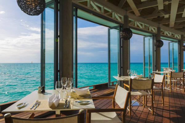 AIRCLOS S55 Bifold doors - Kuramathi Maldivas - The Reef (29)